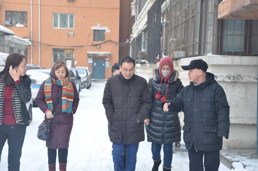 黑龍江省潮汕商會會長黃瑞傑慰問社區93歲老黨員和困難群眾