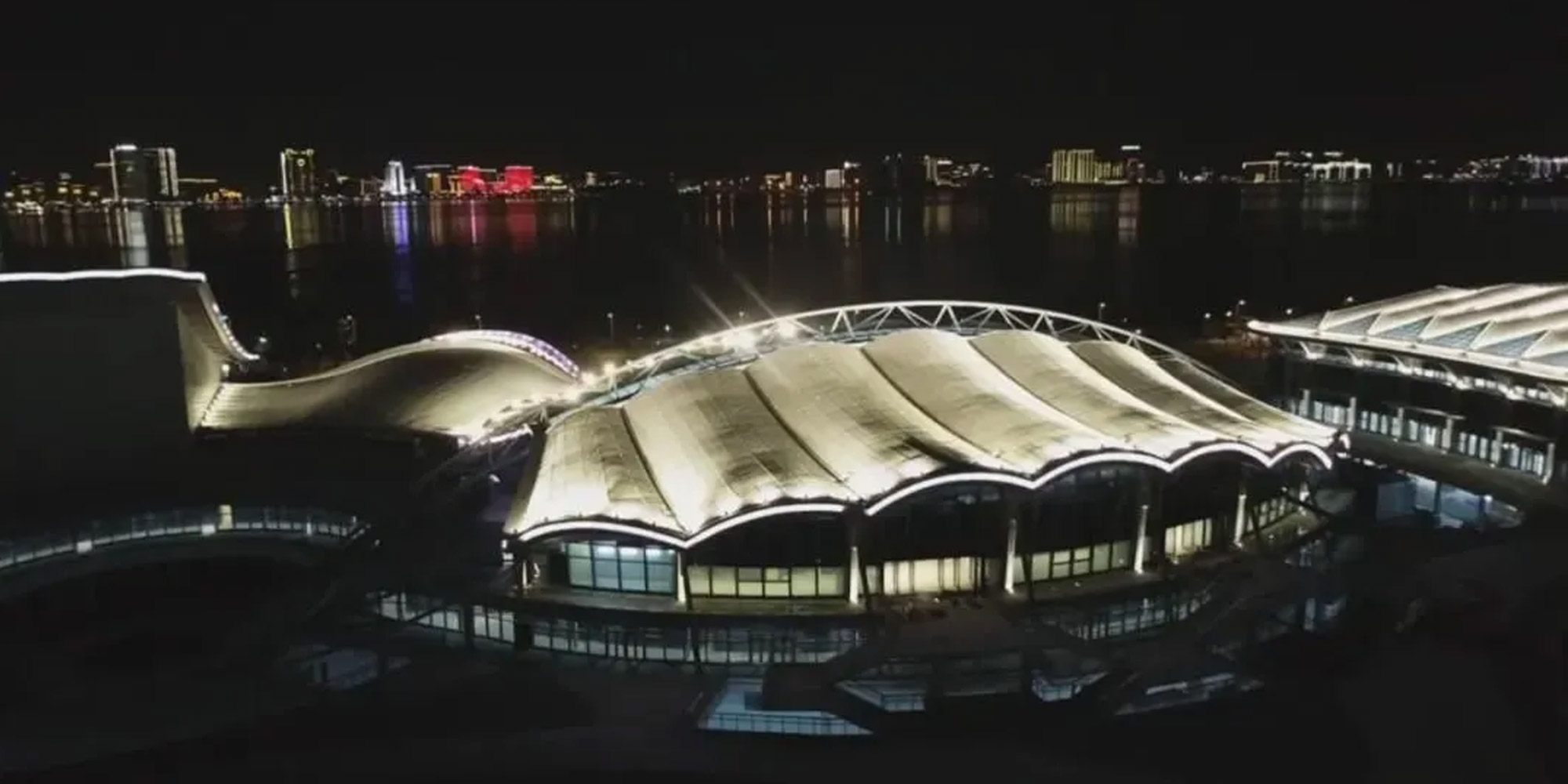 夜幕下的亞青場館有多美？最新航拍視頻來了！