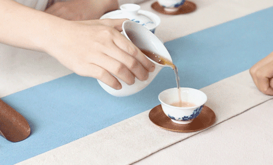 在潮汕，別人給你倒茶時為何要敲三下桌面？