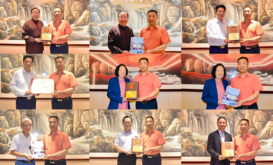 國際潮團總會主席洪江遊為【潮籍領導】頒發21屆年會【榮譽牌匾】