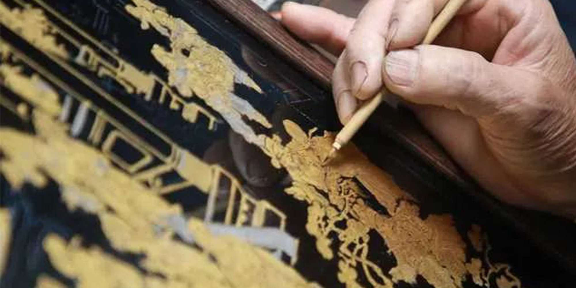 皇家黑金藝術流入民間，既可出現在建築物上也可出現在糖果盒上！