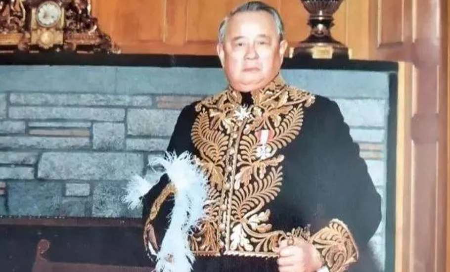 祖籍揭陽，他是加拿大首任華裔潮人省督，去世時加拿大多處學府下半旗致哀