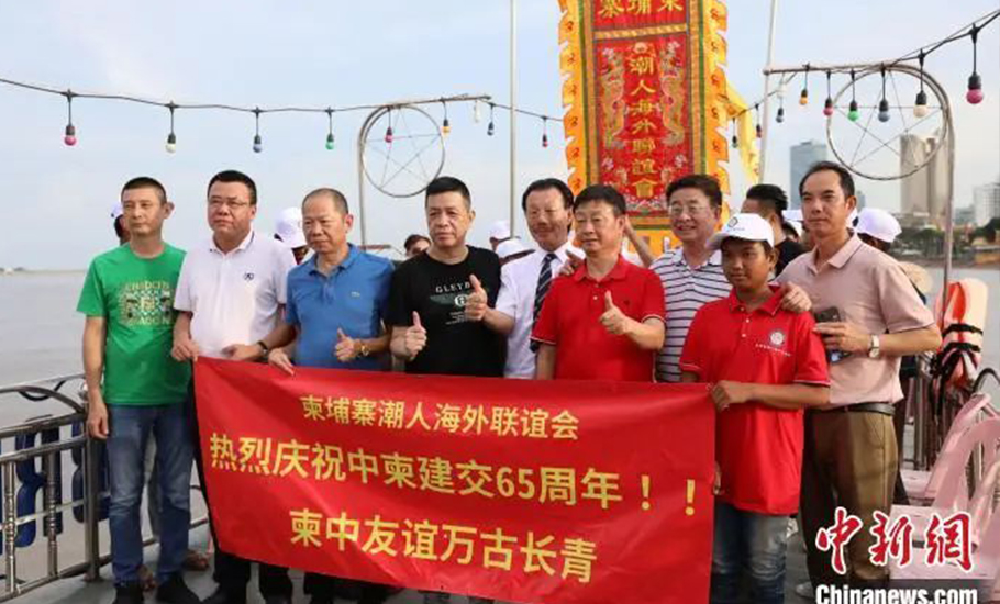 柬埔寨潮人海外聯誼會讓廣東潮州大鑼鼓響蕩在柬埔寨金邊四臂灣河面