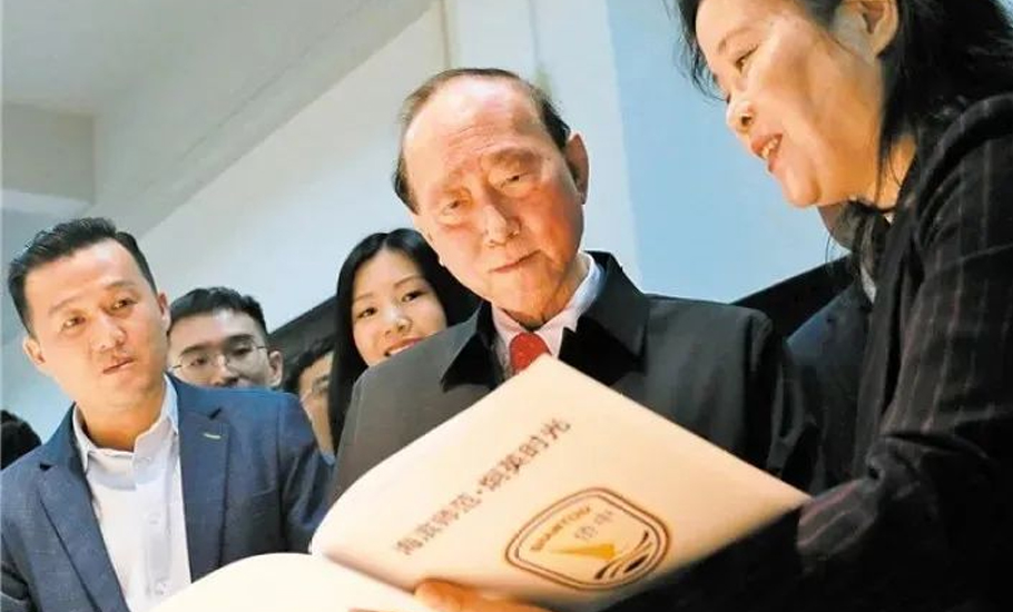 柬埔寨著名僑領方僑生回汕翻閱90年前母親的學籍信息，滿眼都是母親年輕樣子