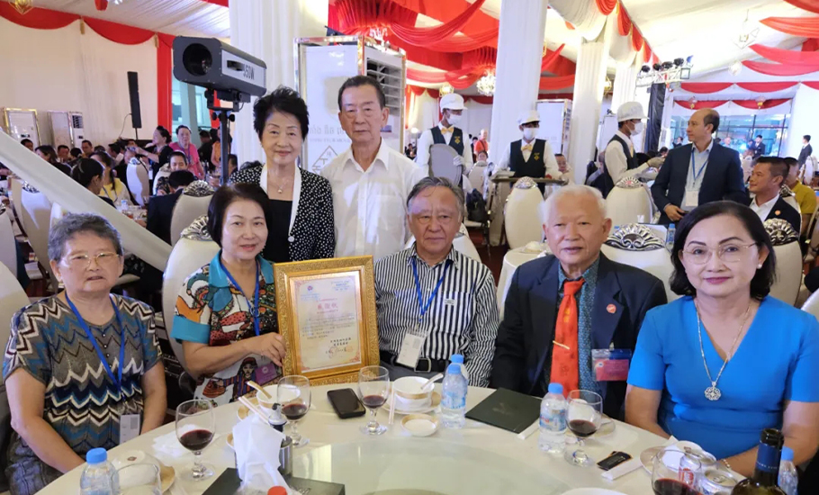 管喬中捐款柬埔寨潮州會館端華大學