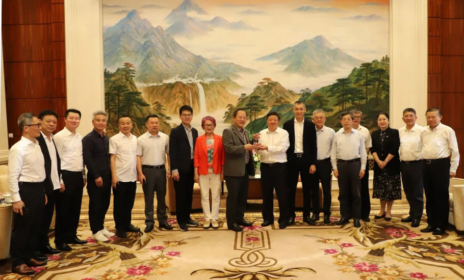 新加坡潮州八邑會館會長吳木興與黃謙拜訪上海市政協和市工商聯（總商會） 並簽署雙方合作意向書