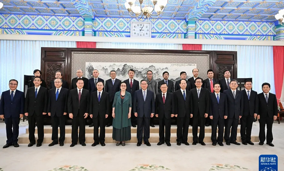 國務院總理李強向在京兩位潮汕人頒發聘書