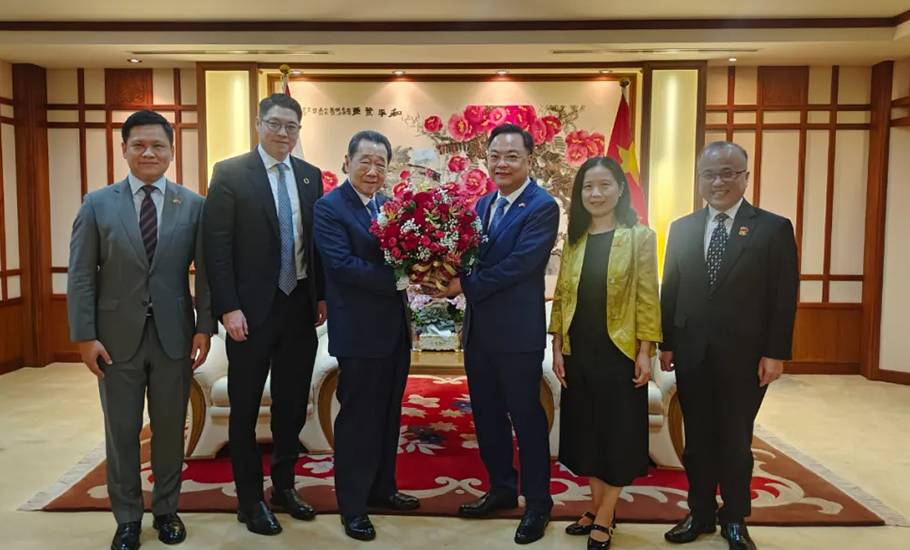 新任駐泰國大使張建衛會見國際潮團總會永遠榮譽會長謝國民先生